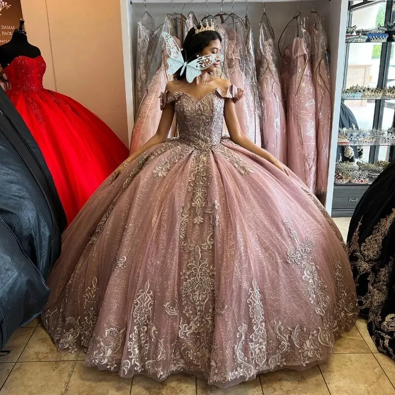 2024 Sparkly Ball Gown Quinceanera Dresses Off Shouler Appliques 레이스 구슬 달콤한 16 드레스 멍청이 xv anos princess long