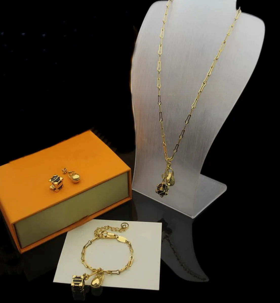 Europe America Fashion Jewelry Sets Lady Womens Goldcolor Metal Graved V Initialer Black Emamel Egg Pendant Long Necklace Bracel3746699