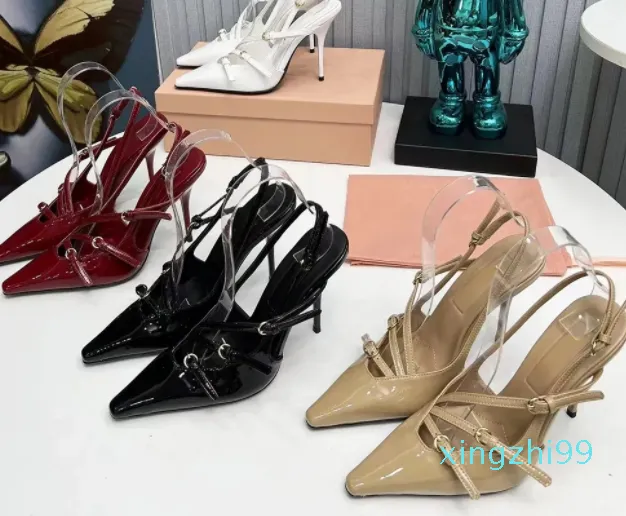 Chaussures de créateurs Slingbacks en cuir verni pour femmes avec boucles Escarpins de luxe Bouts pointus Talon aiguille Chaussures de soirée Bride à la cheville Bordeaux