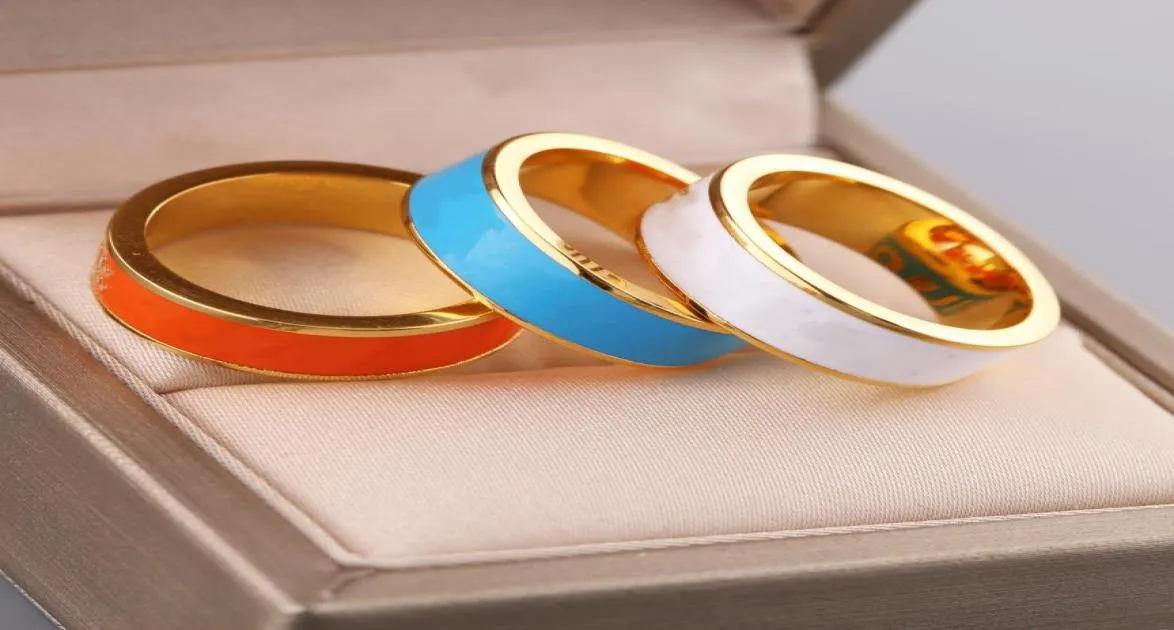 Anello di vendita Anello bicolore rosso e bianco per coppie Placcatura in acciaio inossidabile di alta qualità K Anelli in oro Fornitura di anelli con lettere6774538