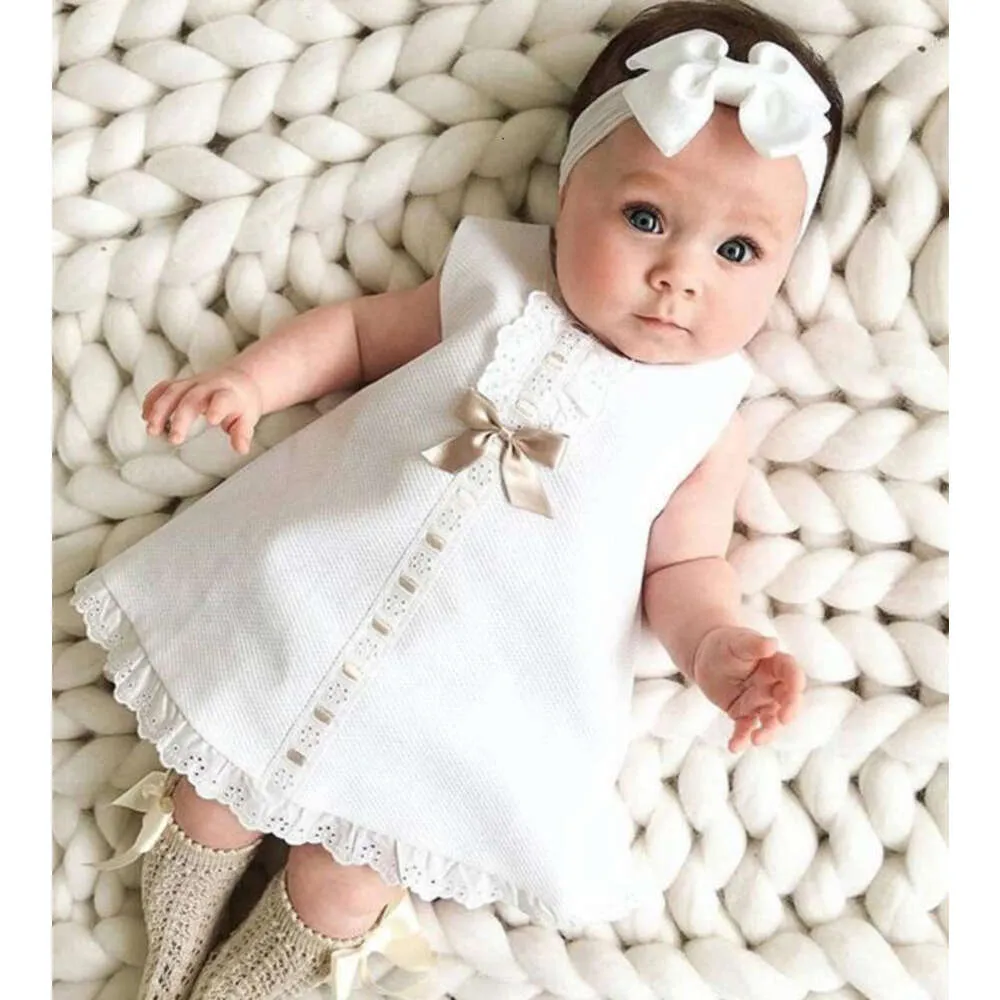 "Adorable ensemble de vêtements pour bébé fille - Robe de princesse sans manches avec ourlet en dentelle et nœud de couleur unie avec bandeau assorti - Tailles 0-24M - Parfait pour les petites princesses mignonnes !"