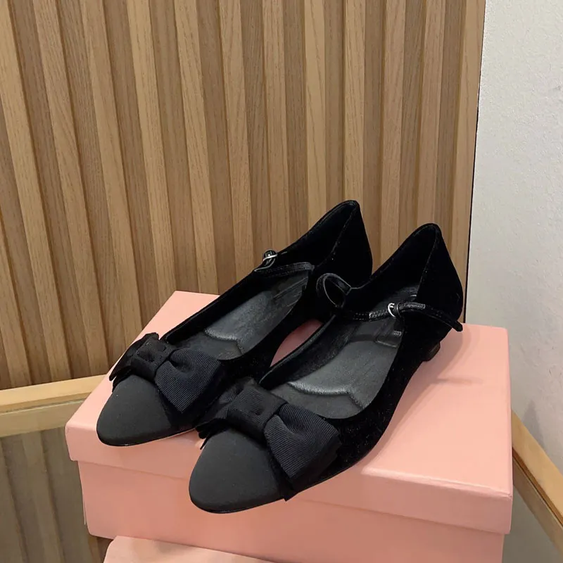 Sandali da donna all'inizio della primavera, comode scarpe basse casual, mocassini con muli Mary Jane elasticizzati per le vacanze