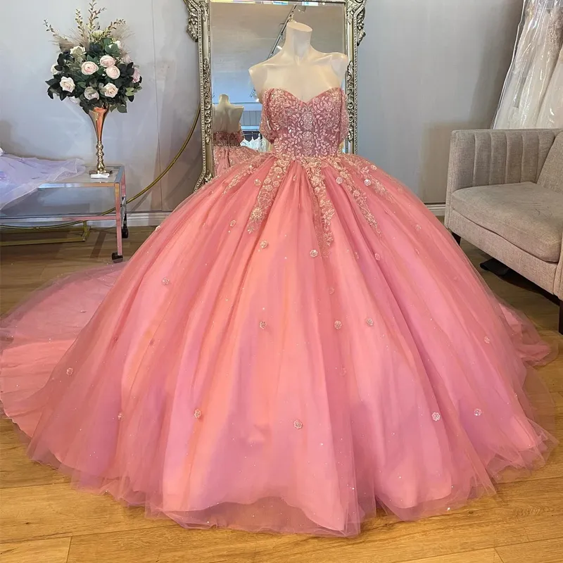 Błyszczące różowe kwiatowe sukienki Quinceanera Ball of the Rame Applique Koraliki Tiulowe sukienki na imprezę dla 16 słodkich dziewcząt