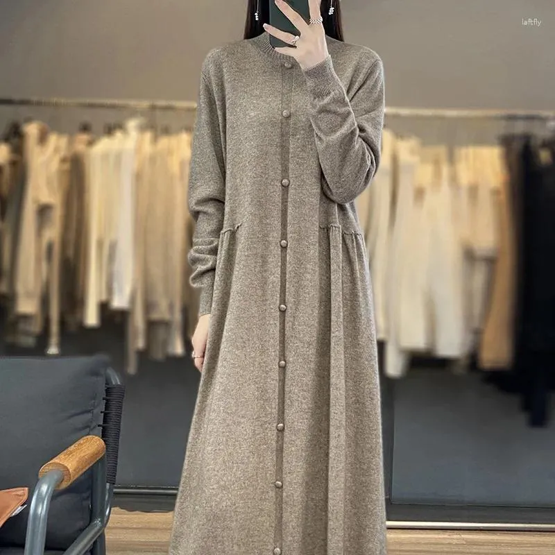 Casual Dresses Pure Wool Dress 2024 Halvhög krage Kvinnors lösa medium och lång bottenkashmir stickad tröja kjol