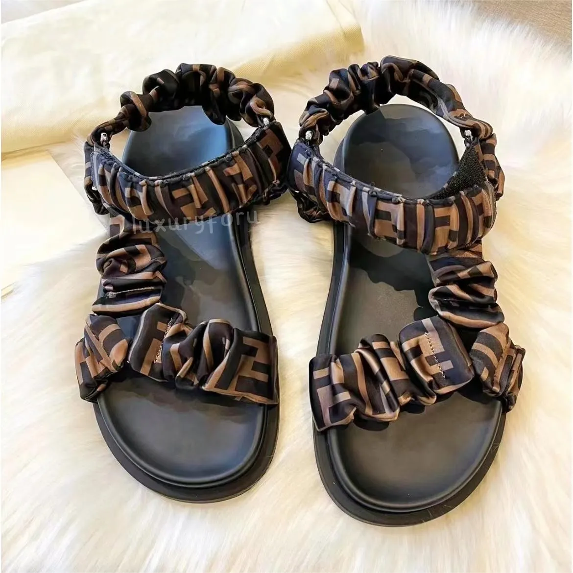 Designers sandaler lyxiga paris kvinnor tofflor mode sommar flickor strand kvinnor sandal glider flip flops slingrar sexiga broderade skor storlek 35-42