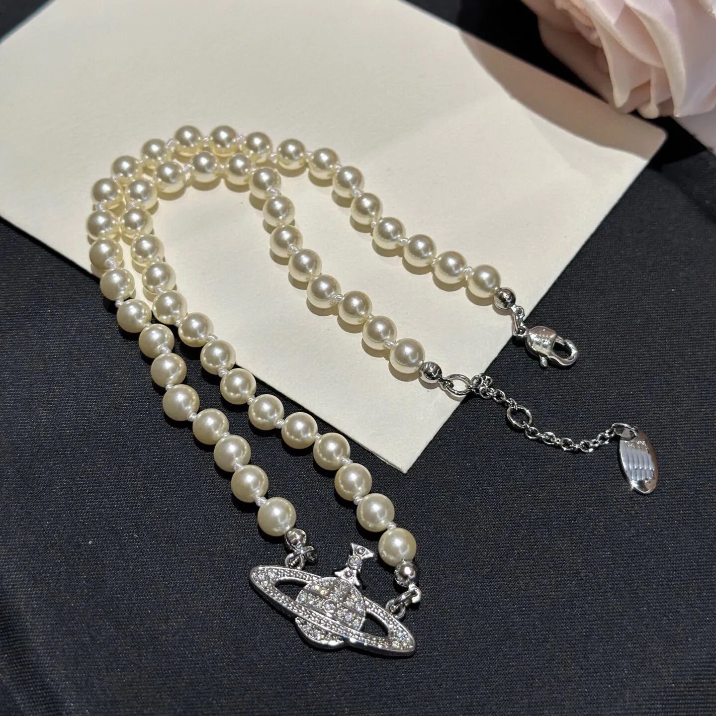 Saturn Designer Women Pearl Necklace Viviane Choker Pendant Chain Crystal 18K Guldpläterad mässing Kopparhalsbandsmycken Westwood Accessories 8696