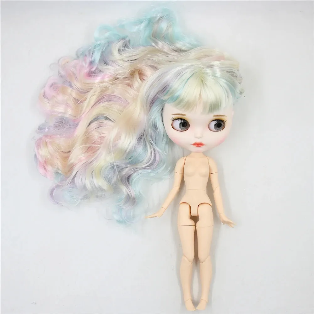 Lodowe DBS Blyth Doll 16 BJD Body Body Ciemna skóra błyszcząca twarz niebieskie włosy białe matowe wielokolorowe wielobarwne zabawki anime 240111