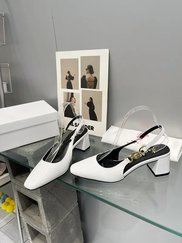 Designer Sandali Tacchi alla moda Raso Decorazione con fibbia triangolare tacco grosso scarpe da donna alte 0109