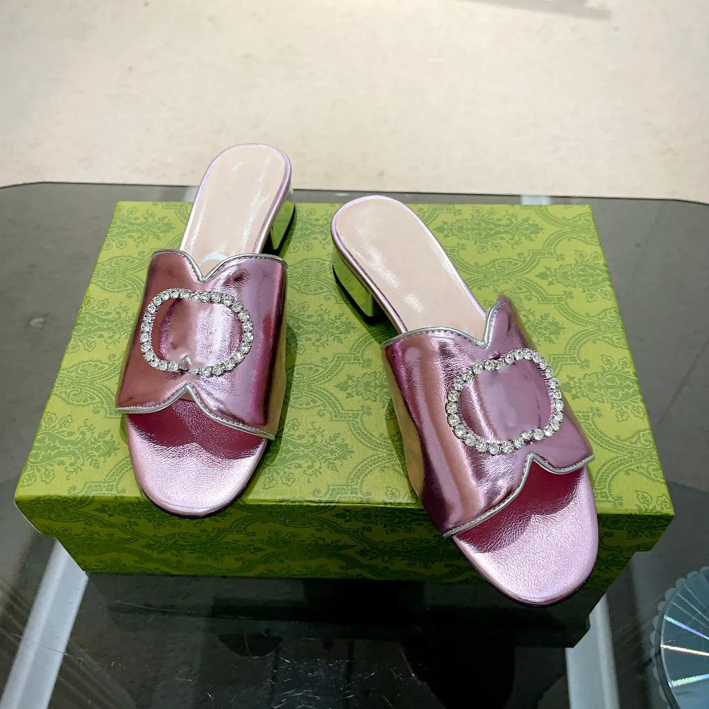 Sandálias de designer slides luxo verão sandálias de salto quadrado para mulheres meninas moda couro clássico fivela de diamante sandálias e chinelos tamanho grande 35-42