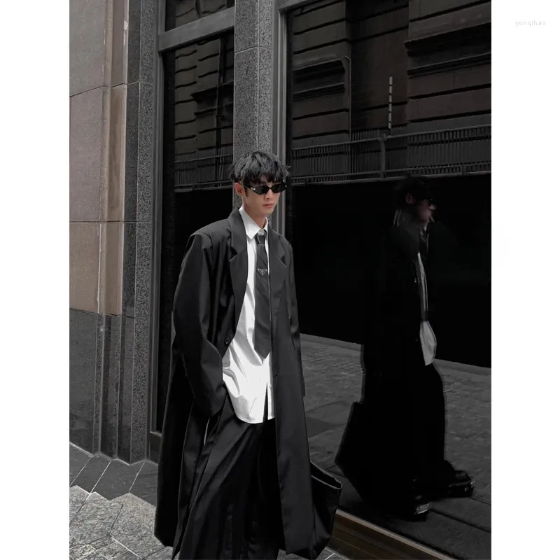 Trenchs de hommes Y2K épaule noire mi-longueur trenchcoat style coréen tendance manteau décontracté hommes vestes longues pour