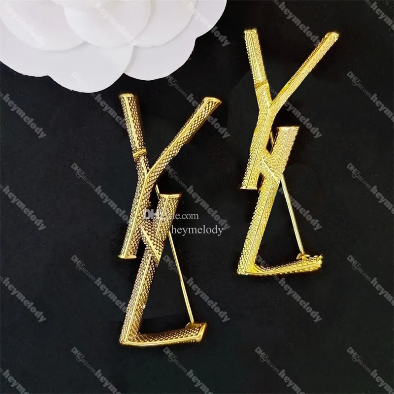 Snake Patterned Brooch Large Letter Pins Versatile Coat Alloy Sweater Brooches Letters Steel Stamps Brooches