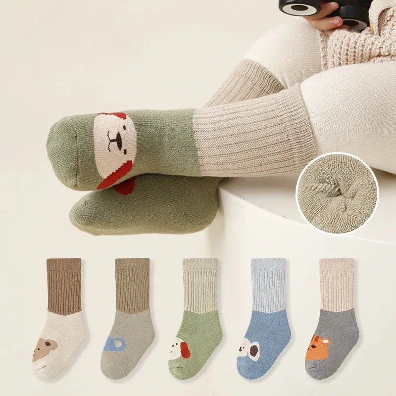 Verkoop van babysokjes in de herfst en winter verdikte cartoon dier badstof sokken gekamd katoen klasse A warme jongenssokken 240111