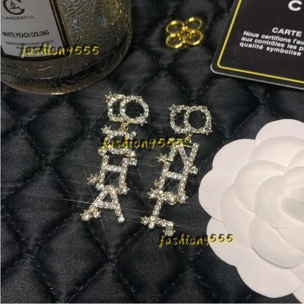 Stud Mode Lettre Pleine Diamant Boucles D'oreilles Charme Exquis Design Senior Boucles D'oreilles De Luxe Designer Bijoux Accessoires Jeune Art Style Classique Cadeau Romantique 2024