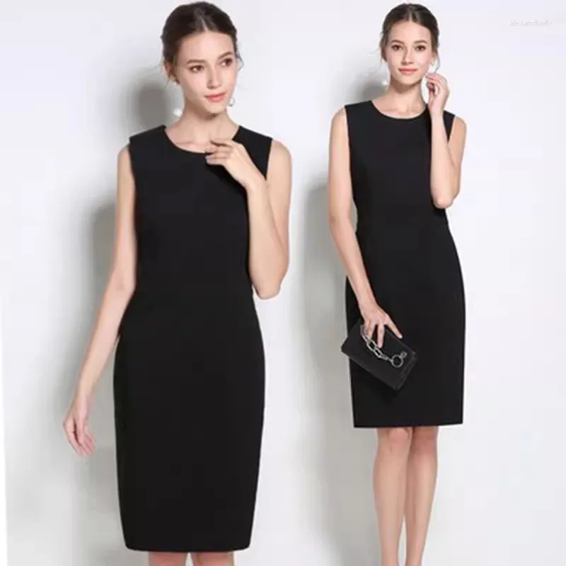 Casual klänningar 2024 Summer Black Underlay Professional Tank Top Sleeveless Kne-Length Dress Spring Autumn Large Women's Clothing