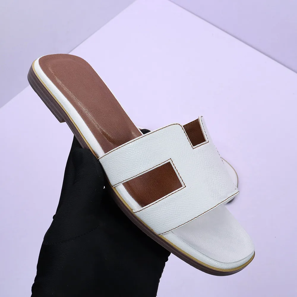 Pantoufles de mode Femmes Sandales de créateurs pour femmes pantoufles Chinets décontractés Chaussures de plage extérieure de plage fond plat avec boucle unisexe en cuir authentique 2d1f