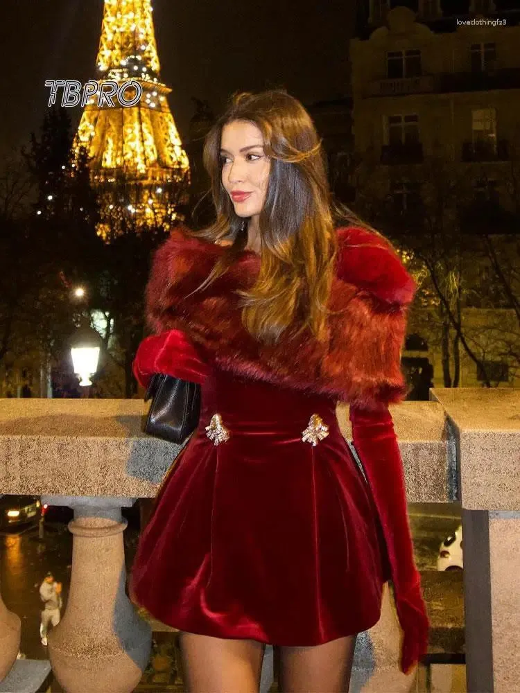 Casual Dresses Christmas Lady Elegant Faux Fur Red Adrapless Mini Dress Women Chic ärmlös från Shoulder Slim Female Party Club Robes