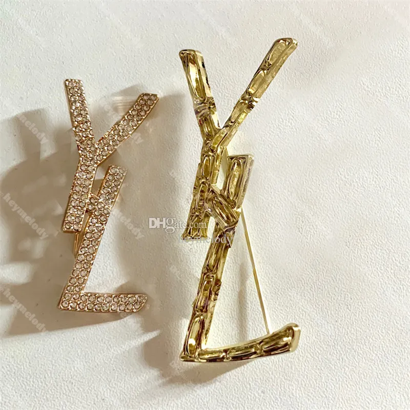 Chic Letter Steel Stamps Brooches Gold Silver Big Letter Pins Designer Men Women Bamboo Brooches Coat Suit Jacket Bag Decoration Birthday Gift