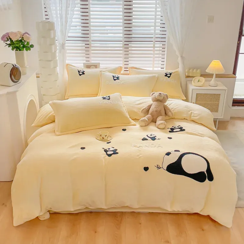 Kış Peluş Yorgan Kapak Seti Sac Yastık Kılıfı 4pcs Yatak Kabini Set Evi Tekstil Sevimli Panda Lüks Kraliçe Yatak Seti 240111