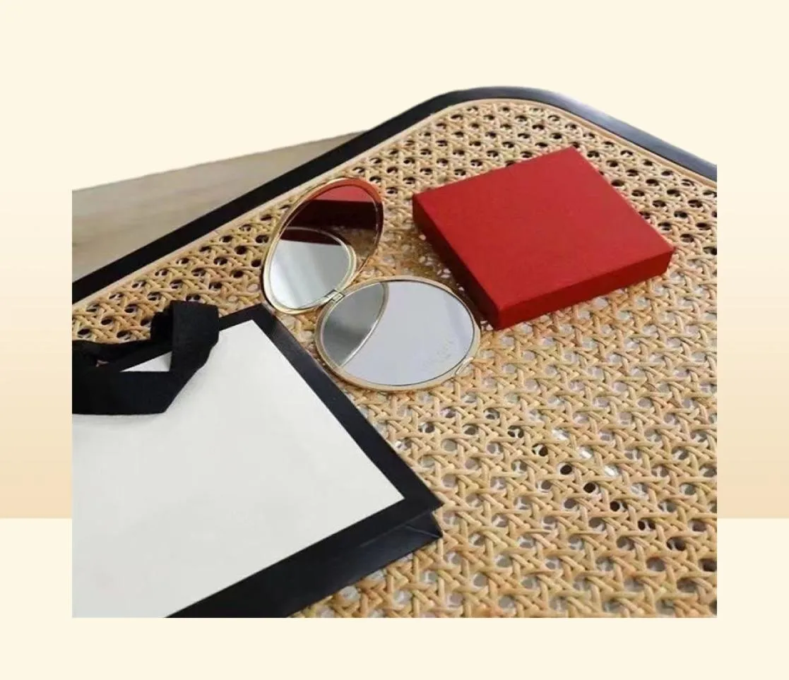 Designer Compact Folding Mirror Women Fashion Gold Portable Makeup Mirror Smooth Doubleided Cosmetic Mirrors for Outdoor Travel 3232096