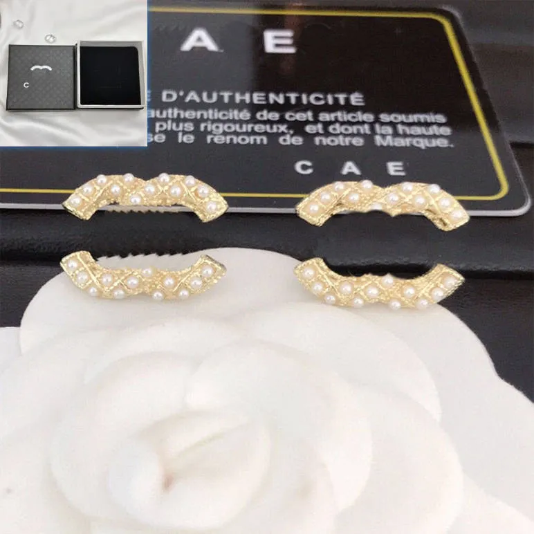 Nya Pearl Ear Stud örhängen med stämpel boutique smycken kvinnor par älskar gåva örhängen designer varumärke smycken mode stil 18k guld pläterade örhängen