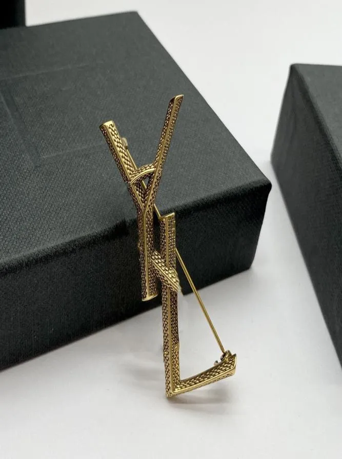 Estilo de marca de lujo diseñador carta alfileres broches mujeres oro capa hebilla broche traje pin joyería para fiesta de boda accesorios 6477747