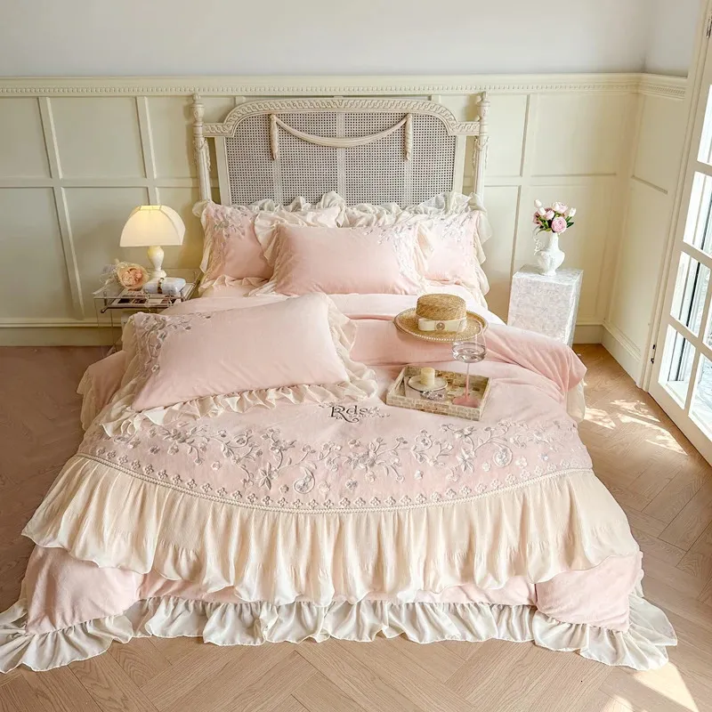 Flowers Embroidery Pink Romantic Lace Ruffles Bedding Set Plush Warmth Velvet Fleece Soft Duvet Cover Set Bed Sheet Pillowcases 240111