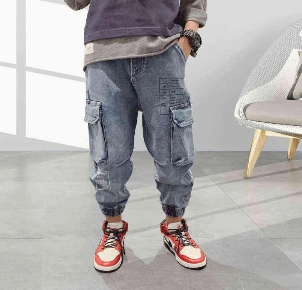 Trendiga jeans för pojkar barn höst barn039s kläder mjuka jeans lösa denim byxor stora ficklast pant hip hop pojkar byxor6434605