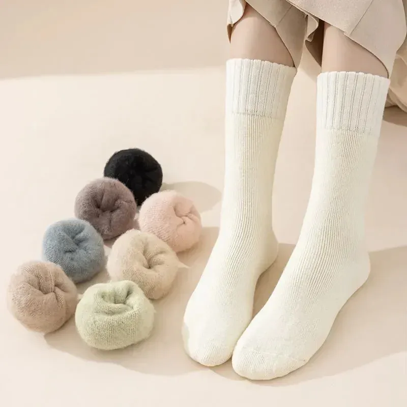 Avec de longues chaussettes froides en cachemire de neige Harajuku pour femmes, chaussettes d'hiver épaisses à la mode et chaudes en laine, Style rétro aux chaussettes 240113
