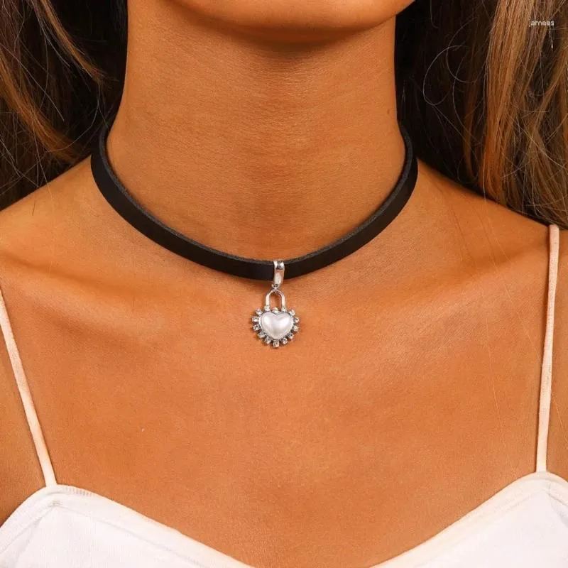 Hänghalsband Stylish Black Heart Necklace Fashionable Choker Alloy Material