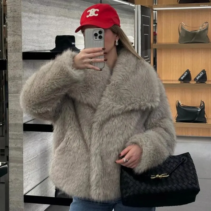 Kurtki damskie 2024 Zimowa Europa i Stany Zjednoczone Celebryty Wind Fashion Lose Faux Fur Lapel