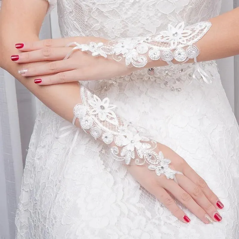 Guanti Guanti da sposa di nuovo arrivo Guanti da sposa in pizzo con applicazioni brevi Accessori da sposa Guanti da sposa con spedizione gratuita In vendita ora