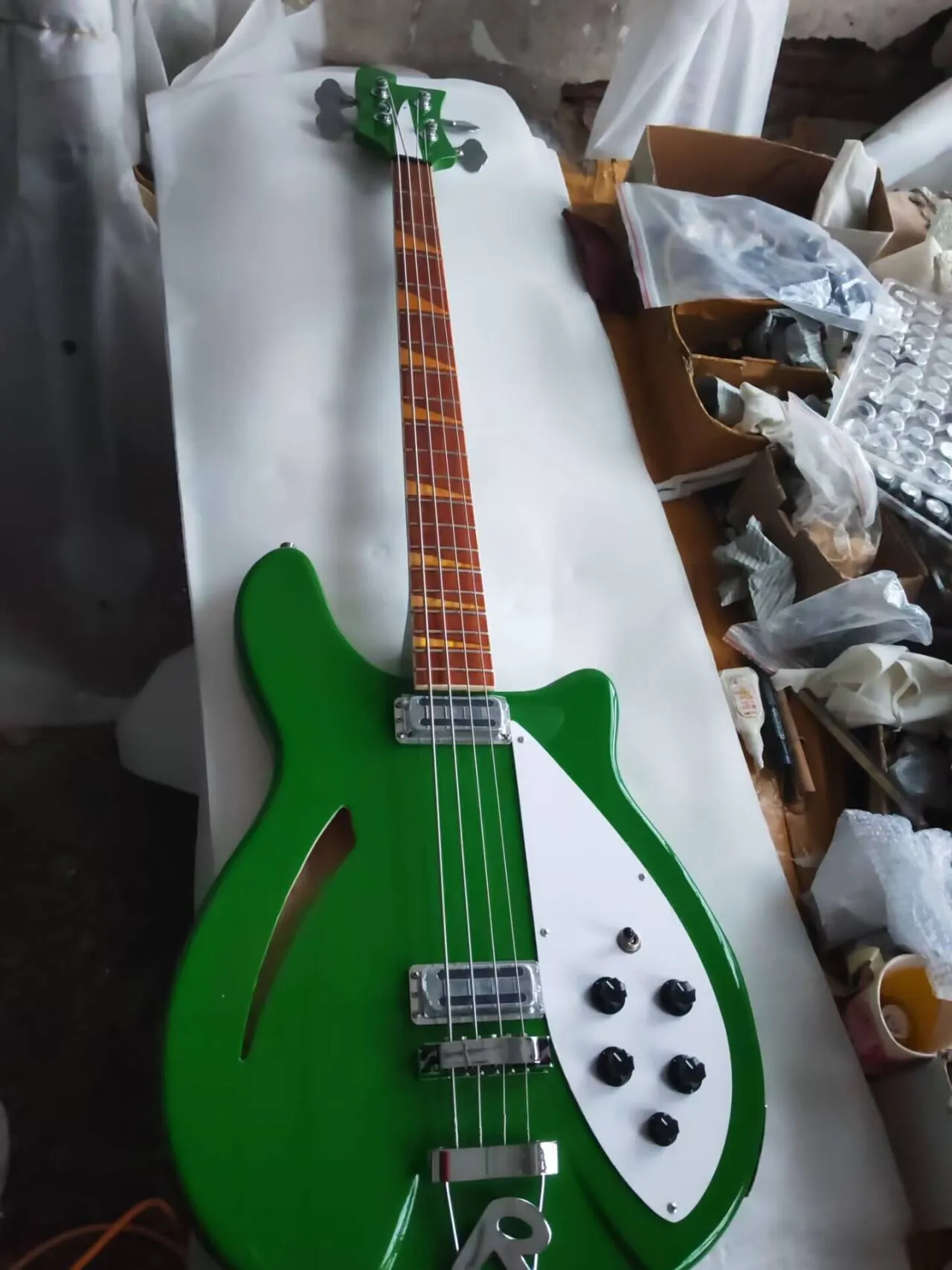 4 String Enterirc Bass Guitar Semie Hollow Body Two Toaster Ric Pickups 21 Frets Green Professional Bass Guitar