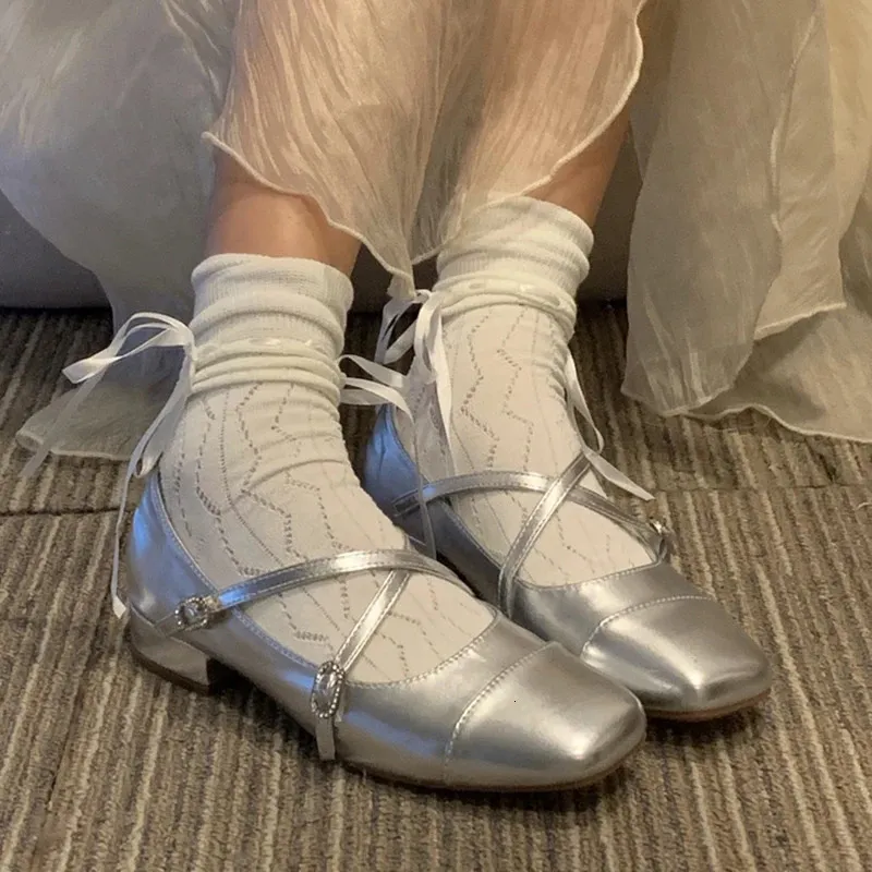 Zapatos de ballet con punta cuadrada para primavera, zapatos Mary Jane de tacón bajo a la moda, zapatos de suela suave poco profundos con hebilla cruzada plateada Casaul 240112