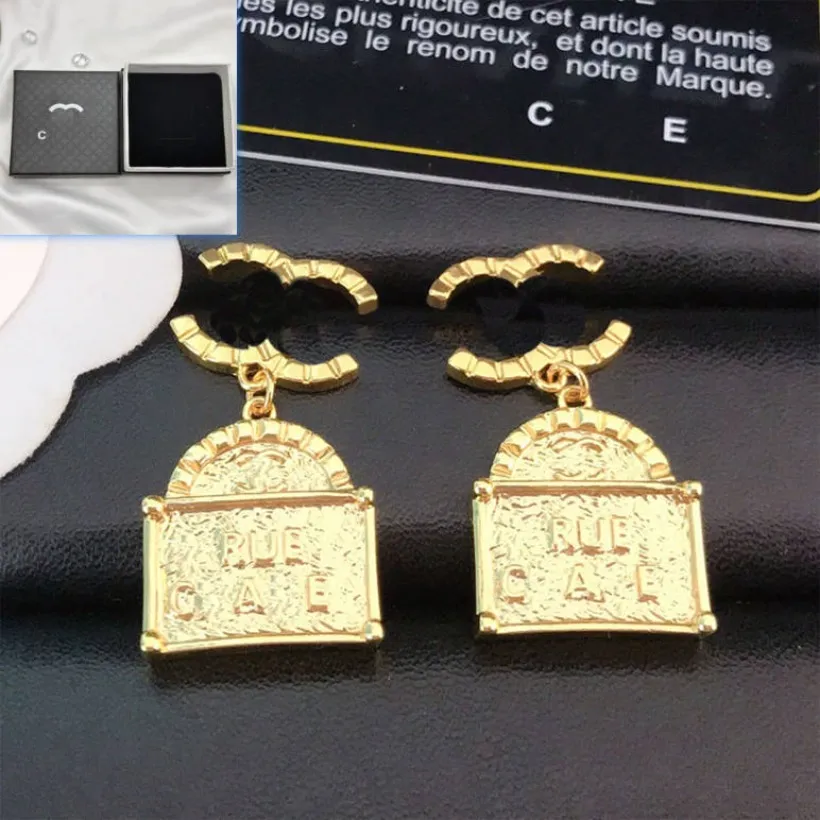 Bolsa de boutique Pendiente colgante con sello Chapado en oro Caja de aretes de lujo Embalaje Regalo para mujer Joyería Parejas Regalos de cumpleaños para mujer Pendientes