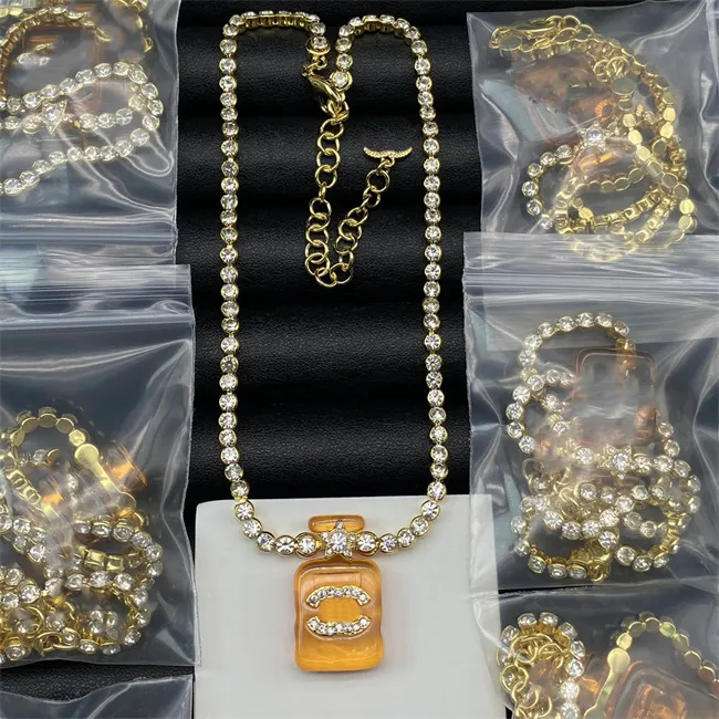 20 Stil dubbel bokstav c hänge halsband 18k guldpläterad crysatl pärla sträng tröja halsband kvinnor bröllop fest juveler 65756
