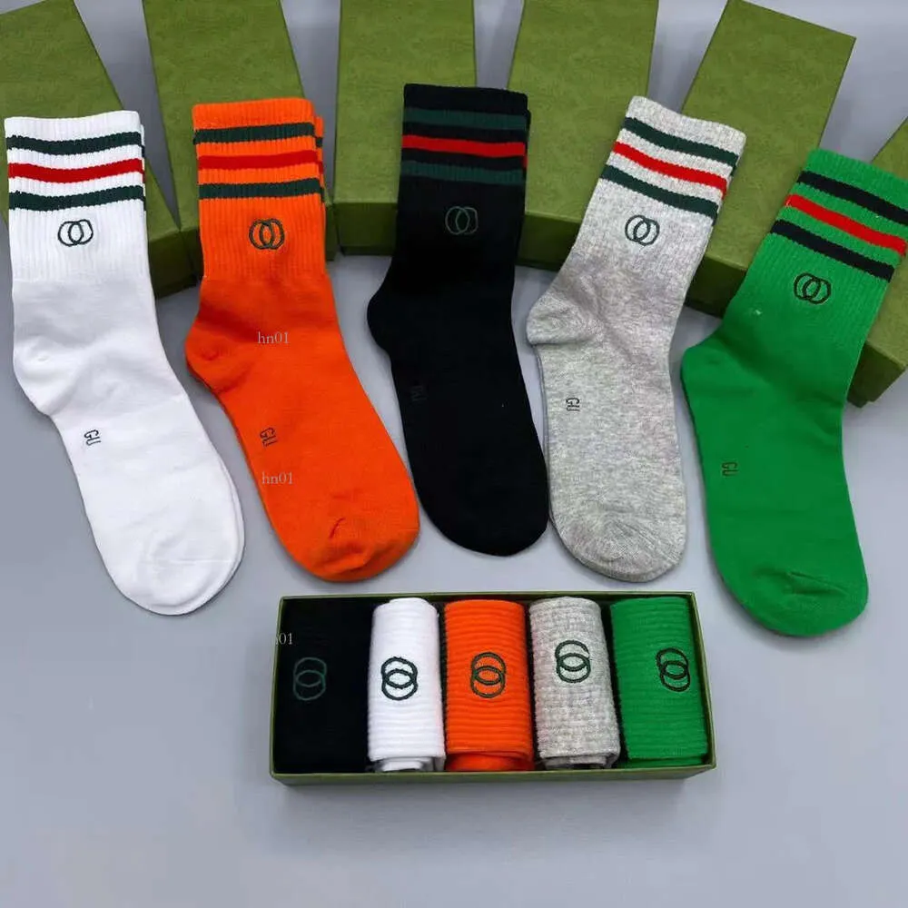 Designer-Luxus-Socken für Herren und Damen, fünf Paar, Luxe-Sport-Winter-Mesh-Buchstabe, bedruckte Socken, Stickerei, Baumwolle, Mann und Frau, mit Box 418