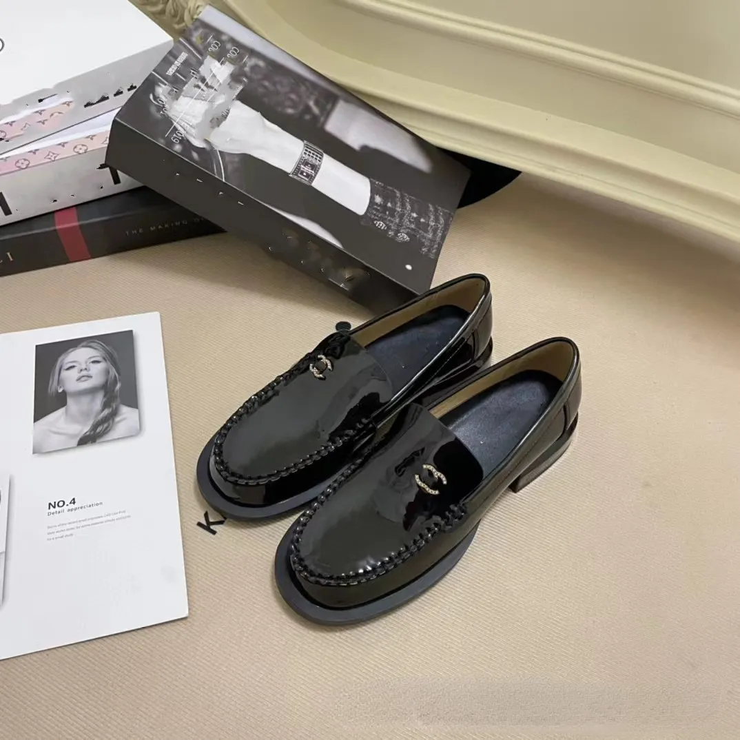 Kvinnors designer klänningskor 2023 våren ny stor huvuddocka loafers tjocka patent läder enstaka skor ökade slip-on läderskor