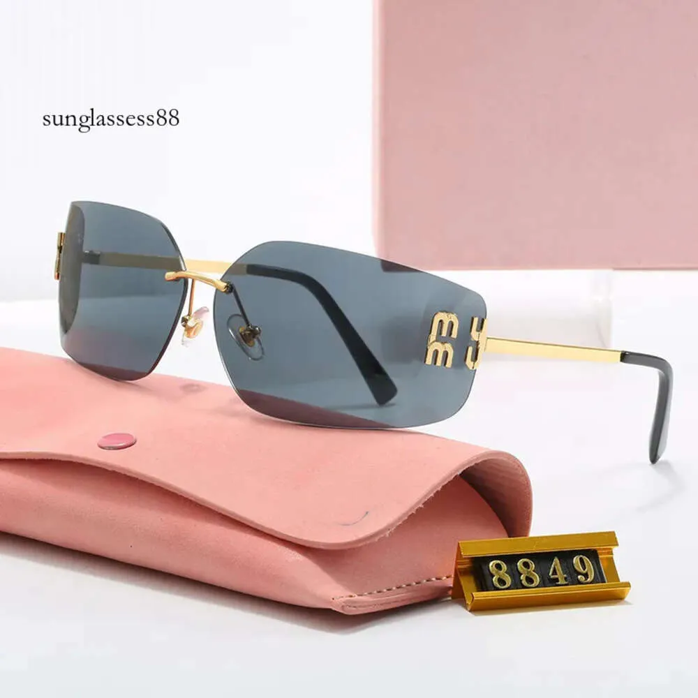 Miui Miui Solglasögon Designer Solglasögon för kvinnor Fashion Women Rimless Shades Mens Classic Leisure Rectangular Goggles Multicolor Sun Glasses Vacation Semester