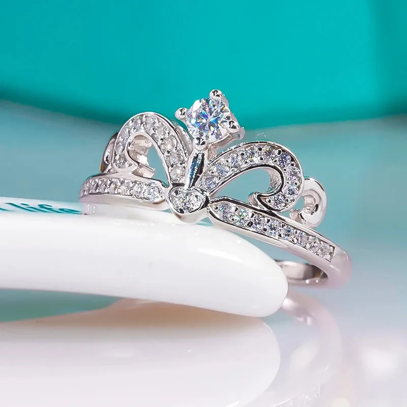 100 ٪ REAL CROWN RING S925 STERLING SIVAL مع الذهب الأبيض مطلي للنساء هدية مقترح المجوهرات الراقية 240112