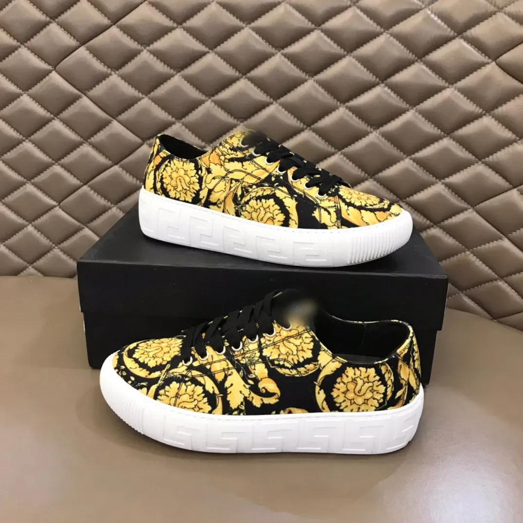 Mode lyxdesigner män skor v brev tryckt avslappnade mens sneakers skor platt snörning svart guld designers sneaker tränare skor män