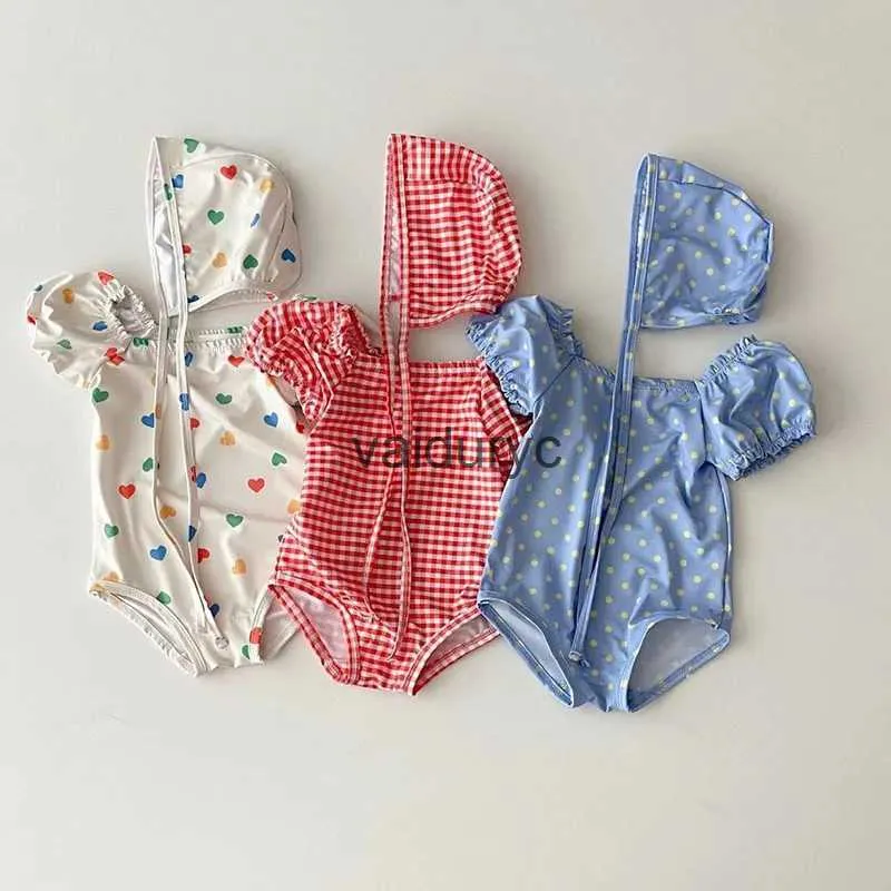 Één-stuks 2023 Zomer Baby Zwemmen één stuk hartprint meisjes zwempakken peuter zwemkleding H240508