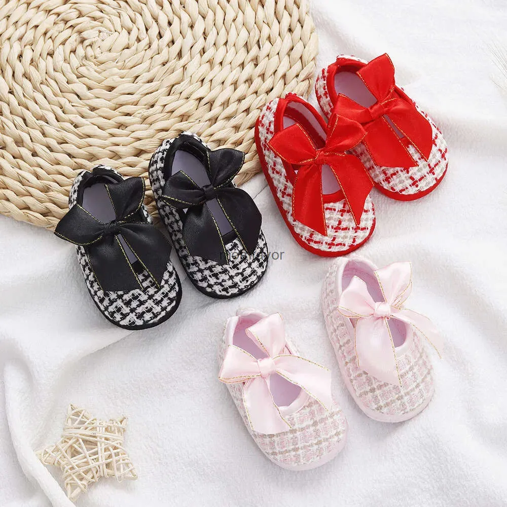 Nya första Walkers Baby Girls Toddlers Prewalkers Flower Footwear Bow Shoes Spädbarn Mjuka botten First Walkers 0-18m Anti-Slip Toddler Shoes