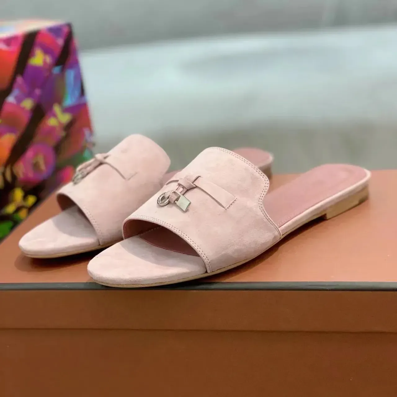 Loro Sommer Charms Slipper Damen Sandale Freizeitschuhe Luxurys Designer Mode Pianas Sliders Mule flach Outdoor Echtleder Loafer Mann Mädchen Strand Slide Mädchen Box