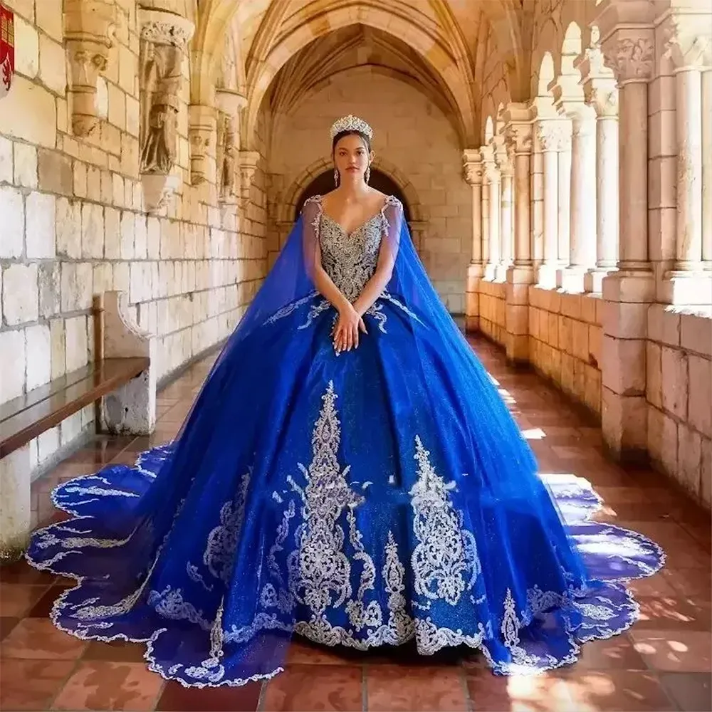 Robes de Quinceanera bleu royal magnifiques avec longue enveloppe détachable col en V appliques de dentelle perlée filles 15 ans robes de bal de fête train chapelle grande taille sur mesure