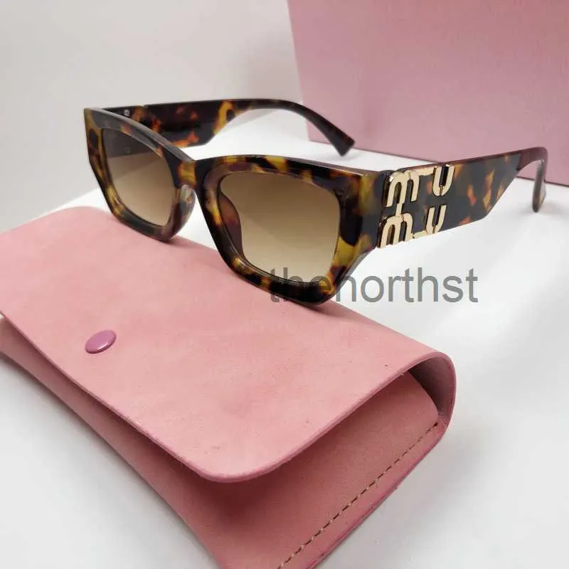 Lunettes de soleil Mode Mu Femmes Personnalité Miroir Jambe Métal Grande Lettre Design Multicolore Marque Lunettes Factory Outlet Promotionnel Spécial TNPHSANF SA DMYL