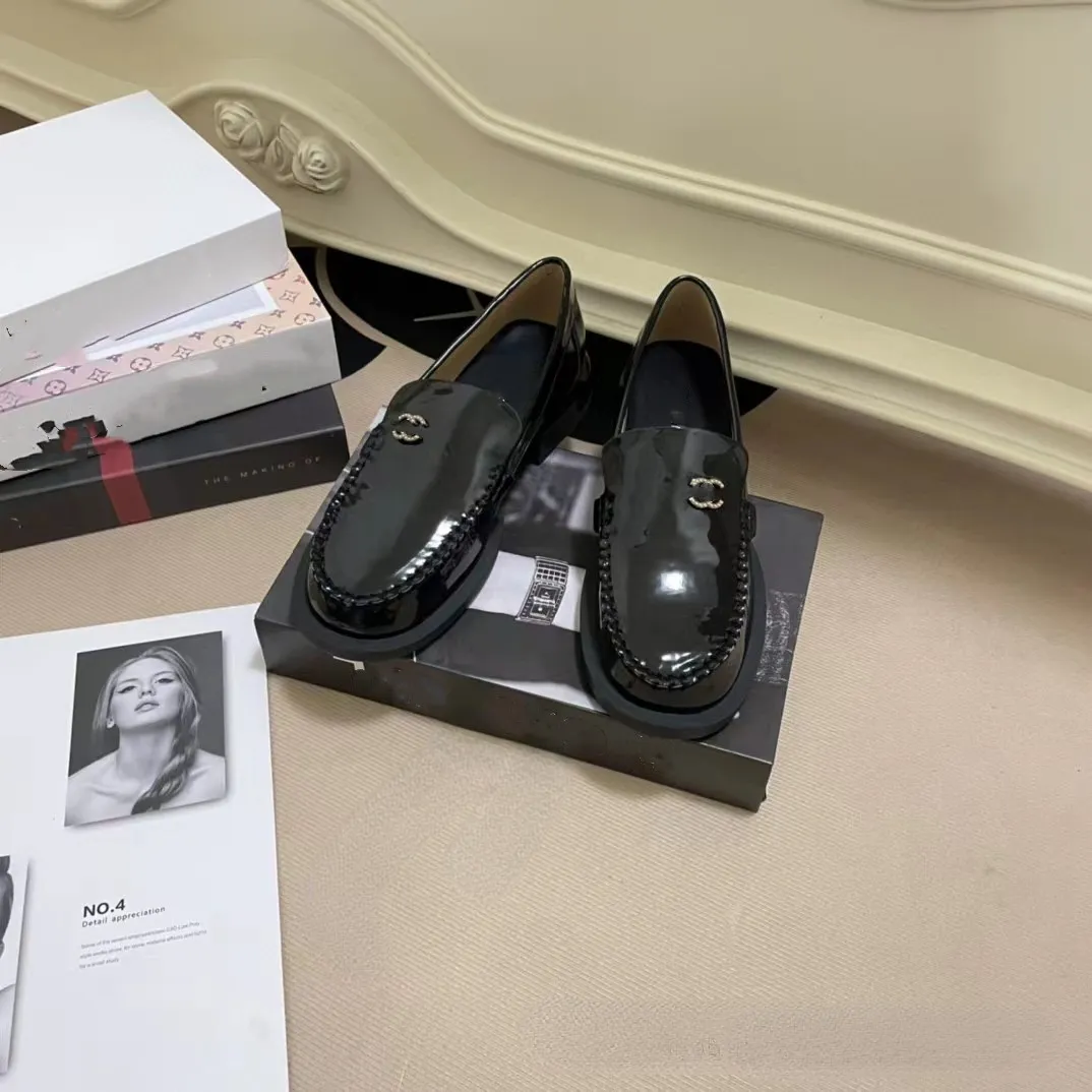 Kvinnors designer klänningskor 2023 våren ny stor huvuddocka loafers tjocka patent läder enstaka skor ökade slip-on läderskor