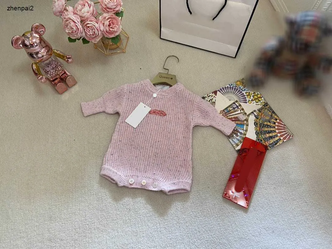 Luxuriöse Baby-Overalls, schöne rosafarbene Jungen- und Mädchen-Strickbodys, Größe 70–100, Plüsch-Logo für Neugeborene, Krabbelanzug, 10. Januar