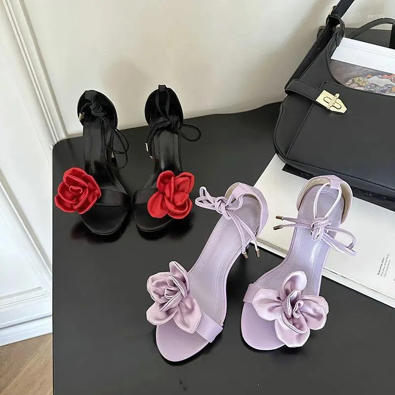 Sandales 2024 Mode européenne Fleur Décoration Sangle Tout Rond Tête Stiletto Chaussures Pour Femmes