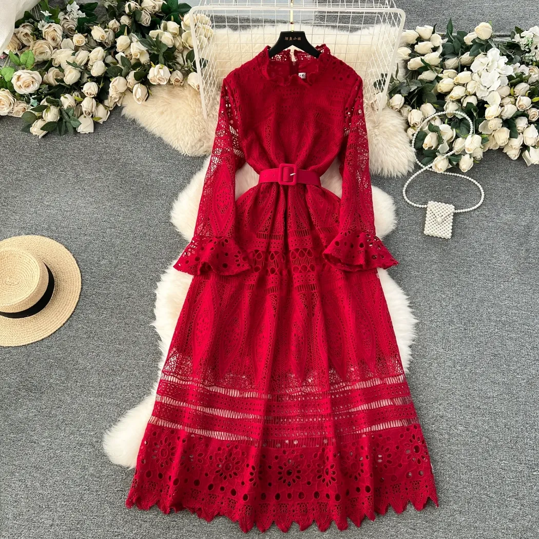 Robe en dentelle 2024 Nouvelle robe de printemps Retro Retro Industry Broderie Hollow Out Slim Fit Long Flare Gleve Robe