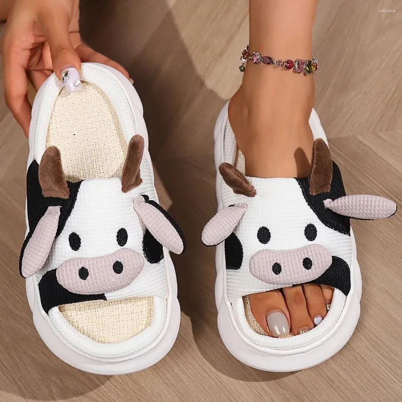 Pantoufles d'été avec animaux mignons pour femmes et filles, chaussures moelleuses de dessin animé de vache à lait, chaussures de maison amusantes, 2024